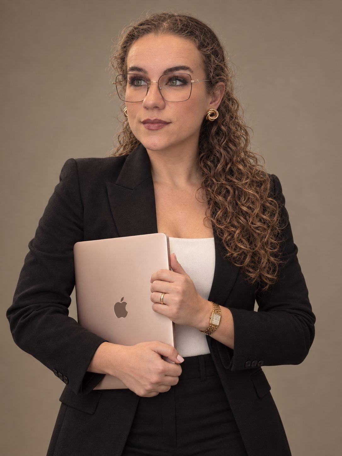 Greice Luft, advogada, segurando um notebook